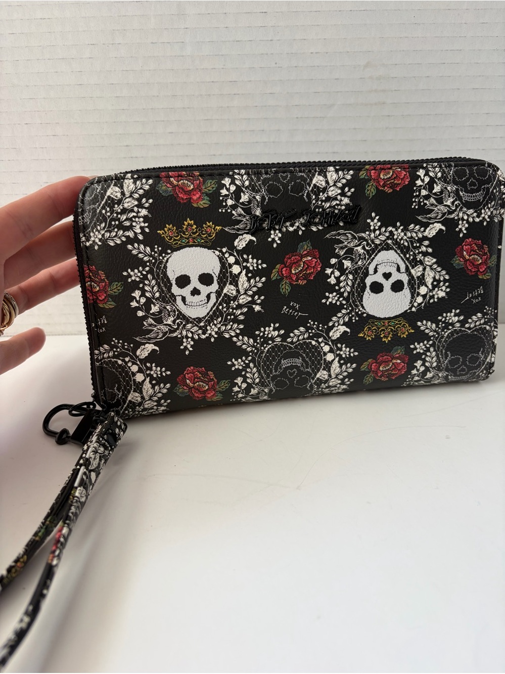 Betsey Johnson black skulls and flowers wallet wristlet - Picture 3 of 6